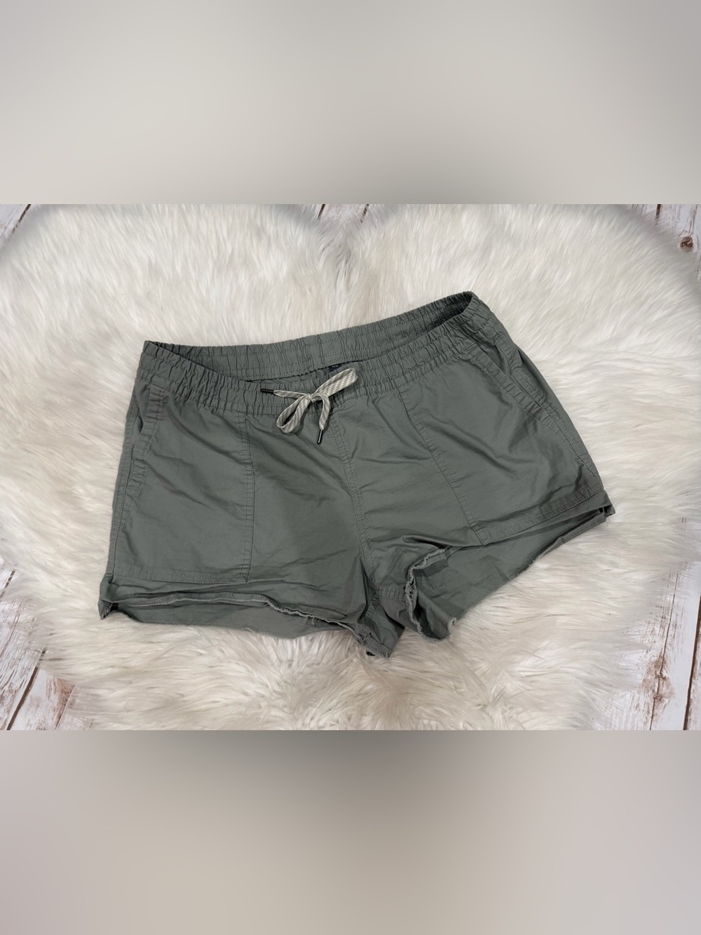 Vuori  Ripstop Raw Hem Women’s Shorts in Eucalyptus Green Size Large